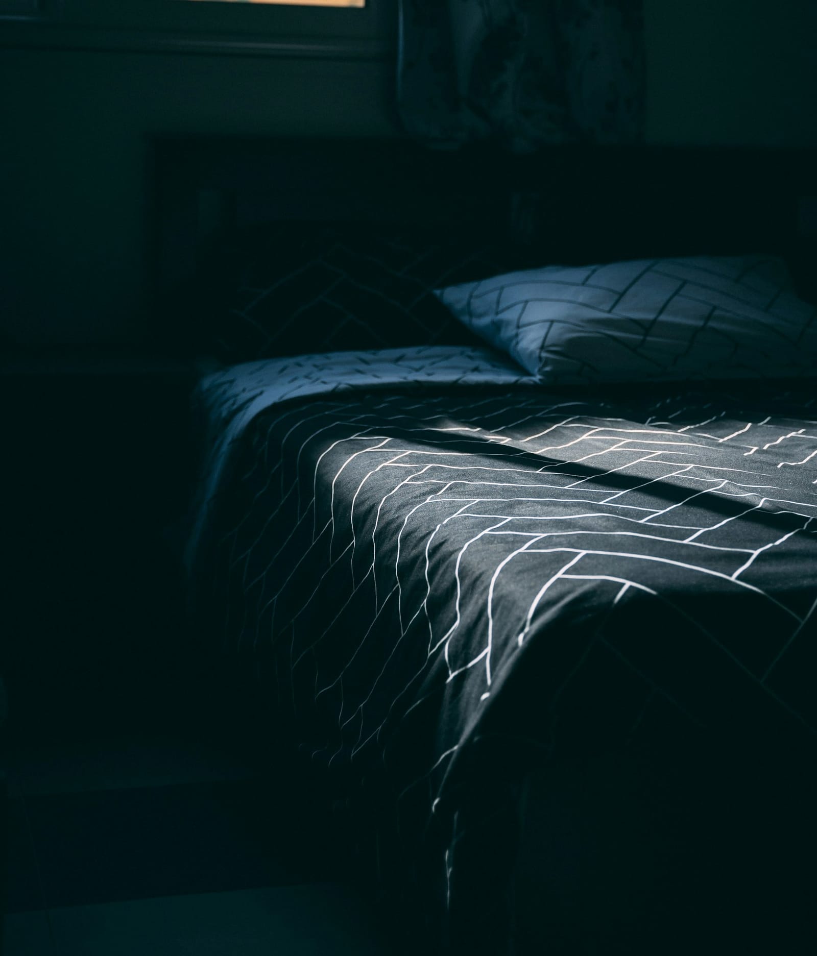 16 idées pour aménager une chambre sans fenêtre Image mise en avant de l’article